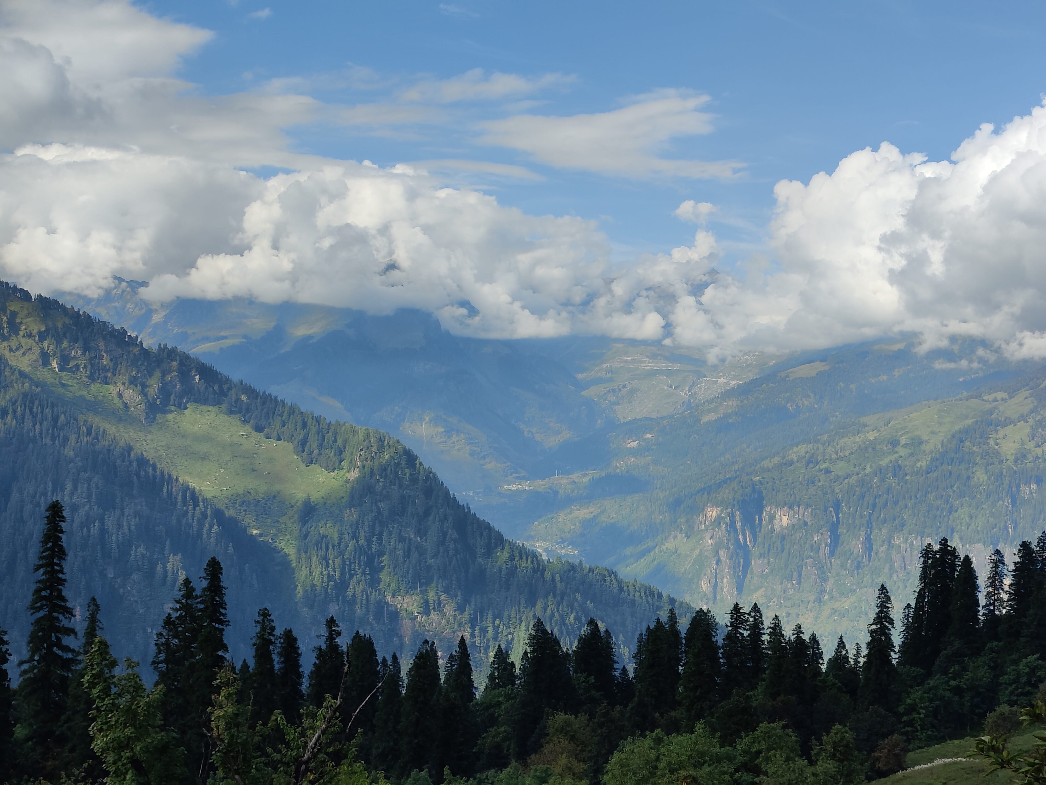View towards Manali